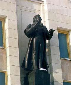 Откупори у Пушкина бутылку...