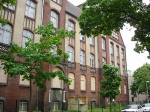 В школе – ремонт, к школе - забор