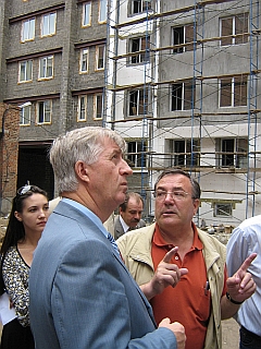 А в соседнем подъезде - гараж