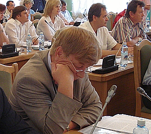 От перемены мест чиновников...