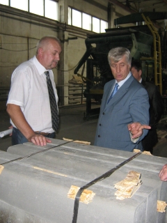 Управляющий ЗАО "Полимерстрой" Александр Варяница и мэр Омска Виктор Шрейдер