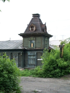 Разрушенный памятник, пересечение улиц Звездова и Слободской