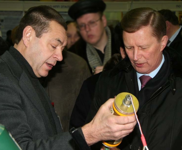 Вячеслав Котельников показывает свое изобретение - самоспасатель "Шанс" вице-премьеру правительства РФ Сергею Иванову