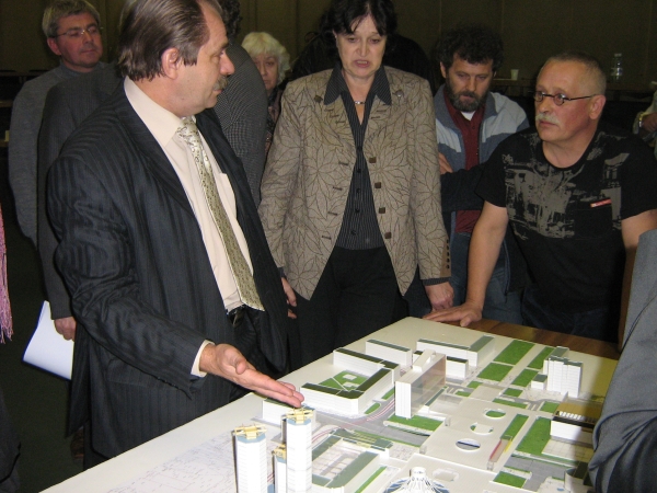 Анатолий Тиль, Лариса Маслова и Андрей Гетте обсуждают проект