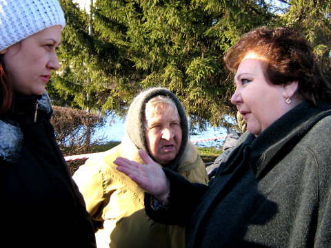 Жители СибНИИСХоза и представитель администрации