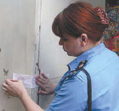 Заемщики "косят" от приставов