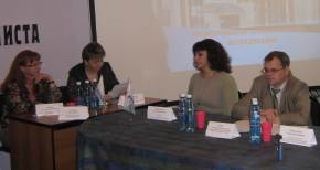 за круглым столом