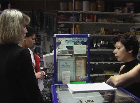 Елена Карпова (слева) вручает нарушителю "приглашение" в ГУЗР