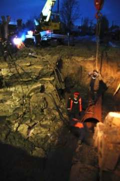 Ремонт поврежденного водовода в Амурском поселке