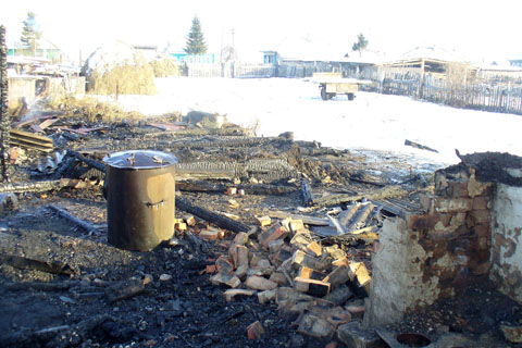 Остатки сгоревшего частного дома, Большеречье