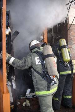 Деревянные постройки и "газель"