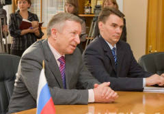 Александр Антропенко (слева)