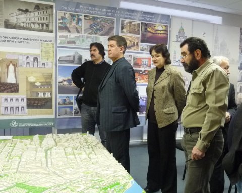 специалисты "Омскгражданпроекта" обсуждают проект 