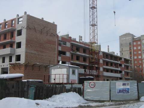 Стройка дома на пересечении улиц Куйбышева- Маяковского