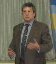 Председателем Омского отделения Союза Архитекторов России стал Альберт Каримов.  Заслуженный архитектор России избран главой ООСАР на 4 года. Всего на пост претендовали пять архитекторов.  На заседании Омского отделения Союза Архитекторов России (ООСАР), которое состоялось в стенах Омскгражданпроекта 22 апреля, присутствовали 87 архитекторов (из 107). Предварительно на сайте ООСАР была опубликована анкета, которую предлагалось заполнить всем членам союза. В ней зодчие могли указать фамилию кандидата на пост председателя. Активность проявили немногие - организаторы собрали 22 анкеты.  В результате на пост председателя было выдвинуто 5 претендентов:  Сергей Стариков (лидер по результатам анкетирования – 12 голосов), Альберт Каримов, Олег Фрейдин, Александр Бегун и Сакен Хусаинов. Перед голосованием каждый из них выступил с речью, и ответил на вопрос о том, почему он решил занять эту должность, а также рассказал, как помочь ООСАР выйти из кризиса. Напомним, что сами члены союза уже заявляли, что ООСАР находится в сложном положении: в 2004 году зодчие лишились Дома архитектора, назрели финансовые и организационные проблемы.   Сергей Стариков, который полгода исполнял обязанности председателя отделения, отчитался об итогах своей работы. По его словам, главной проблемой союза является не отсутствие финансирования - надо быть независимыми. «ООСАР должен быть «единым организмом» - добавил он. Свое мнение он высказал и относительно нового Дома архитектора. Как ранее утверждали зодчие, у них появилась возможность разместить его в одной из казарм Омской крепости. Сергей Стариков поддержал эту идею и предложил открыть в нем 5 частных архитектурных мастерских.   Олег Фрейдин акцентировал внимание на влиятельности союза, на возможности профессионалов воздействовать на качество застройки Омска: «Хочется, чтобы мнение Союза было услышано. Не может миллионный город существовать без профессионального мнения. Союз должен быть независимой общественной организацией». Отвечая на вопрос, почему он претендует на должность, архитектор  сказал следующее: «Мне стыдно, что я проработал в городе 33 года и, к сожалению, не смог что-то изменить. При этом, трудясь по 14 часов в сутки. Я хожу по грязному городу, вижу облупленные фасады, завешанные рекламой, засохшую зелень. Союз сам должен ставить проблемные вопросы». Что касается Дома архитектора, то по его плану, он должен стать единой информационной площадкой, где можно получить профессиональную консультацию и провести выставку.   Александр Бегун заявил, что союз должен защищать город от непрофессиональных решений и поддерживать удачные проекты, а также занять достойное место среди творческих союзов города.  Сакен Хусаинов поддержал коллег. Все силы организации он предложил направить на то, чтобы законодательно изменить ситуацию. «Стыдно за город. Я его называю провинциальным, хватит бороться с этим. Но в этом городе мы должны сделать жизнь провинциально красивой».  Альберт Каримов