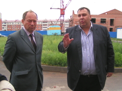 Замминистра строительства Юрий Ерехинский, гендиректор "РоКАС" Сергей Плотников