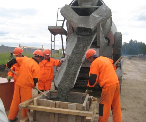 На стройплощадке микрорайона "Уютный" в Омске. Заливка капсулы На стройплощадке микрорайона "Уютный" в Омске. Заливка капсулы