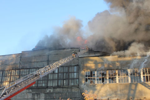 Пожар в цехе по пр.Губкина в Омске