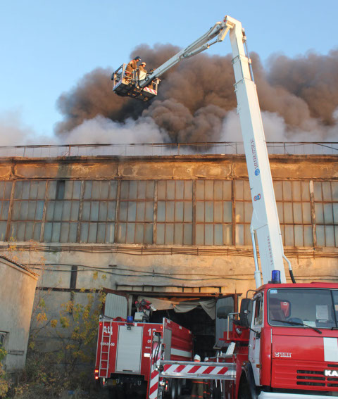 Пожар в цехе по пр.Губкина в Омске