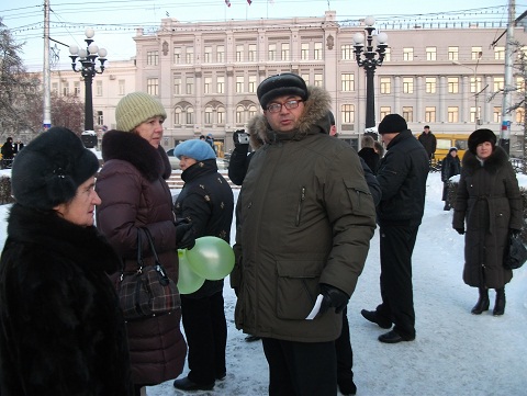 Сотрудник правоохранительных органов на пикете дольщиков Сотрудник правоохранительных органов на пикете дольщиков