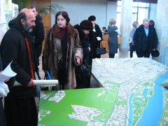 Лариса Маслова у макета планируемой территории