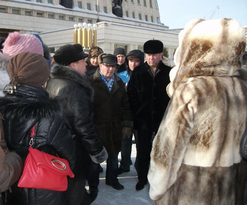 Евгений Куриьн в кругу дольщиков