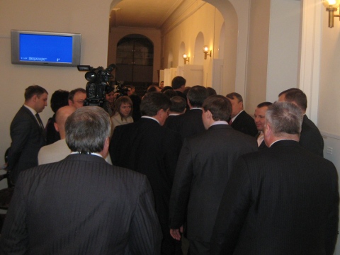 Депутаты идут на голосование