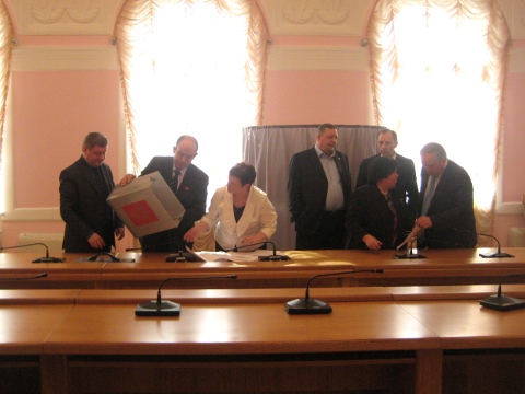 Счетная комиссия подсчитывает голоса