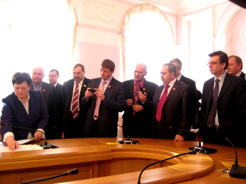 Депутаты наблюдают за работой счетной комиссии