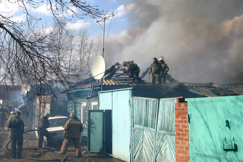 Пожар в двух домах по улице 34-я Северная