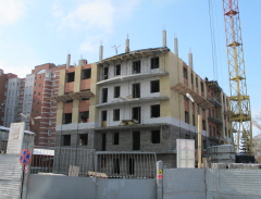 Строящийся дом по улице Учебная в Омске