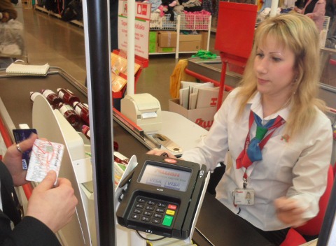 Терминал для карт VISA в гипермаркете "Ашан" в Омске