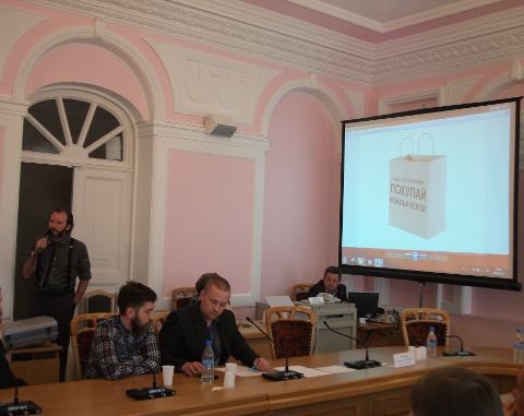 Александр Немчанинов презентует знак "Покупай Омское!"