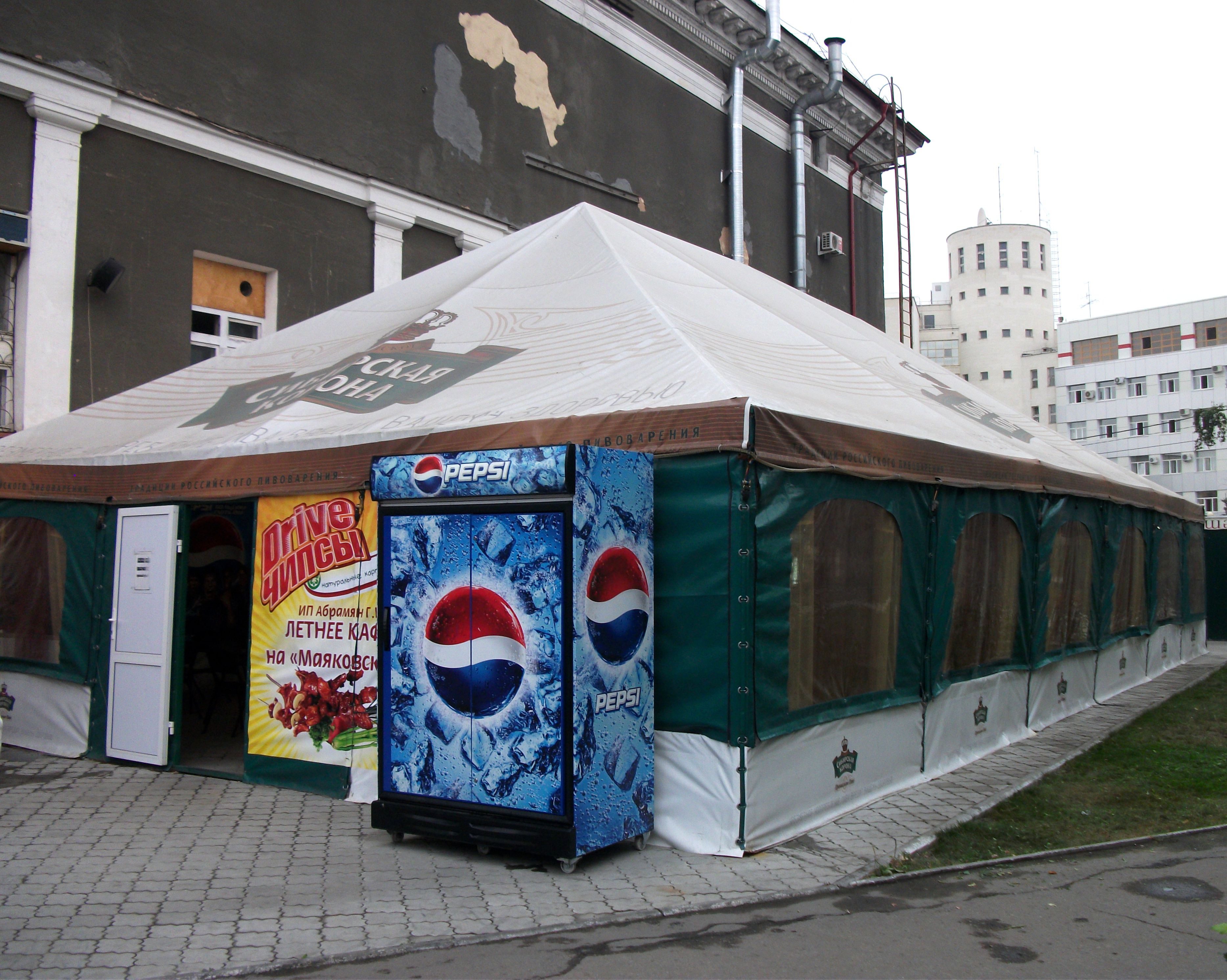 Летнее кафе рядом с КДЦ "Маяковский"