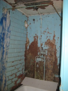 Из-за подтоплений испорчен ремонт в душевой