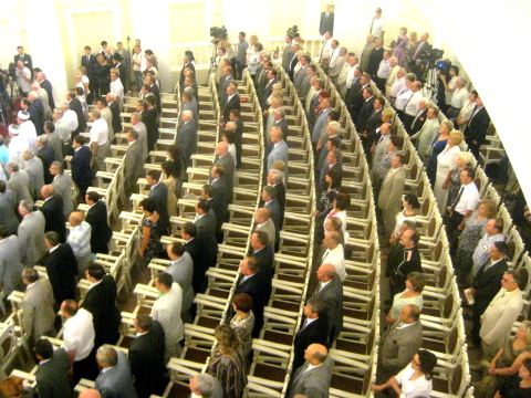 Зал встал во время гимна РФ