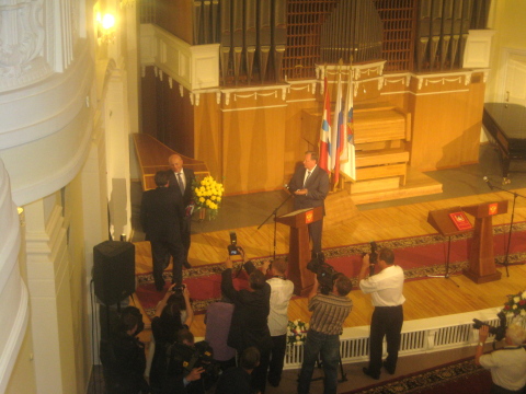 Виктор Назаров дарит букет Вячеславу Двораковскому