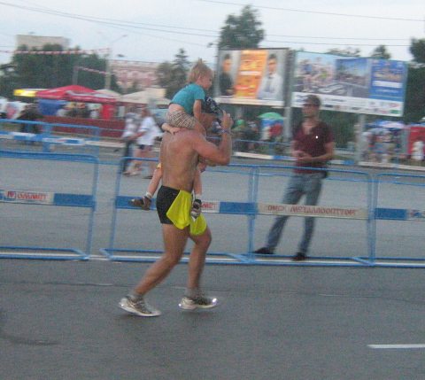 Этот бегун финишировал с двумя детьми на руках