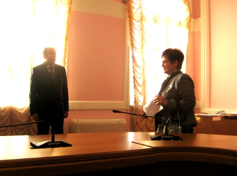 Галина Горст идет голосовать