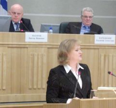 Светлана Пономарева, а за ней - Виктор Назаров и Владимир Варнавский