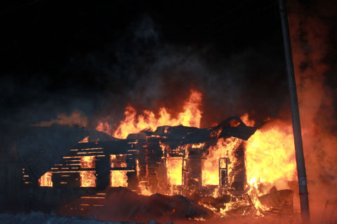 Пожар по улице Челюскинцев в Омске 24.12.2012 Пожар по улице Челюскинцев в Омске 24.12.2012