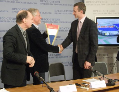 Сандер Доума отдает награду Антону Чешукину