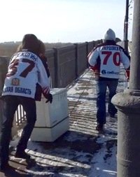 Омские болельщики "Авангарда" на Ленинградском мосту Омские болельщики "Авангарда" на Ленинградском мосту