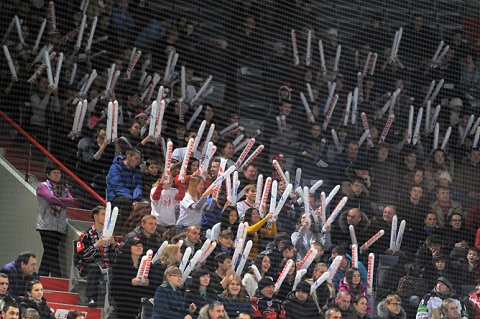 Болельщики омского "Авангарда" поддержали свою команду танцем Болельщики омского "Авангарда" поддержали свою команду танцем