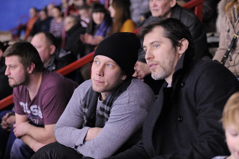 Хоккеисты "Авангарда" пришли поболеть за омских "Кошек"